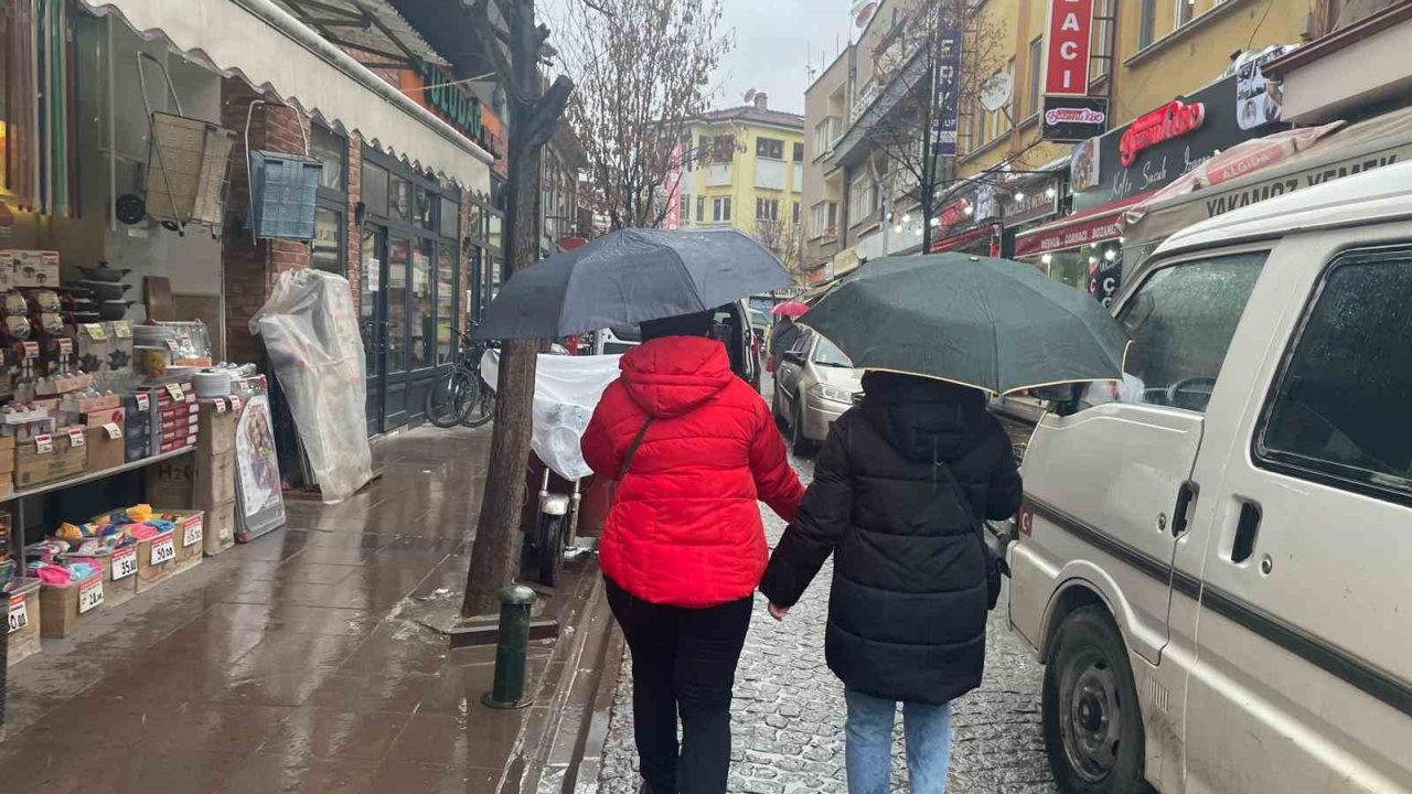 Eskişehir’de yağmur vatandaşlara zor anlar yaşattı