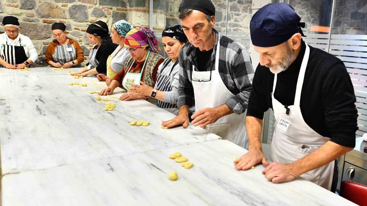 Kursiyerler, işaret diliyle pasta yapıyor