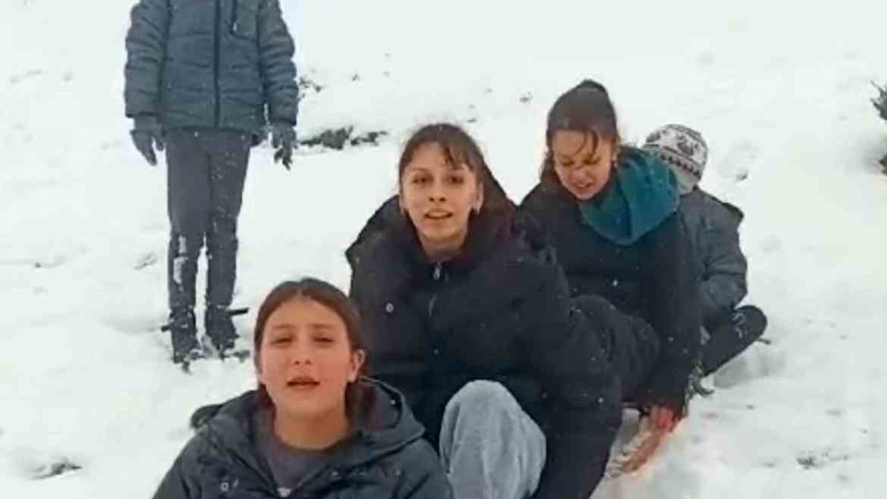 Sakarya’da çocukların görülmeye değer kayak keyfi