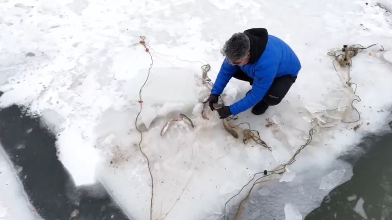 Donan gölette buzu motorlu testereyle keserek balık avladılar