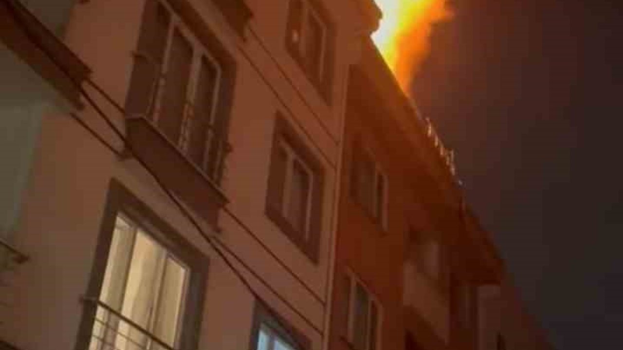 Sancaktepe’de 3 katlı binanın çatısında korkutan yangın