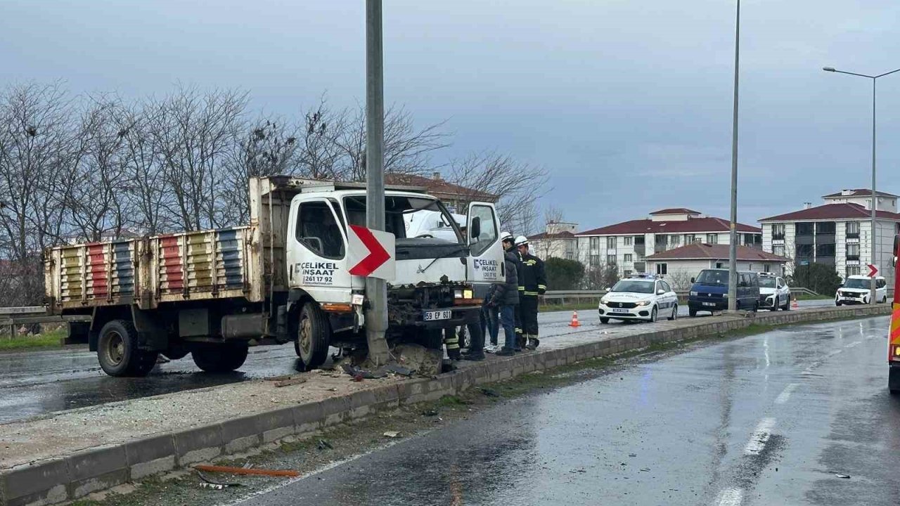 Kamyonet aydınlatma direğine çarptı: 2 yaralı