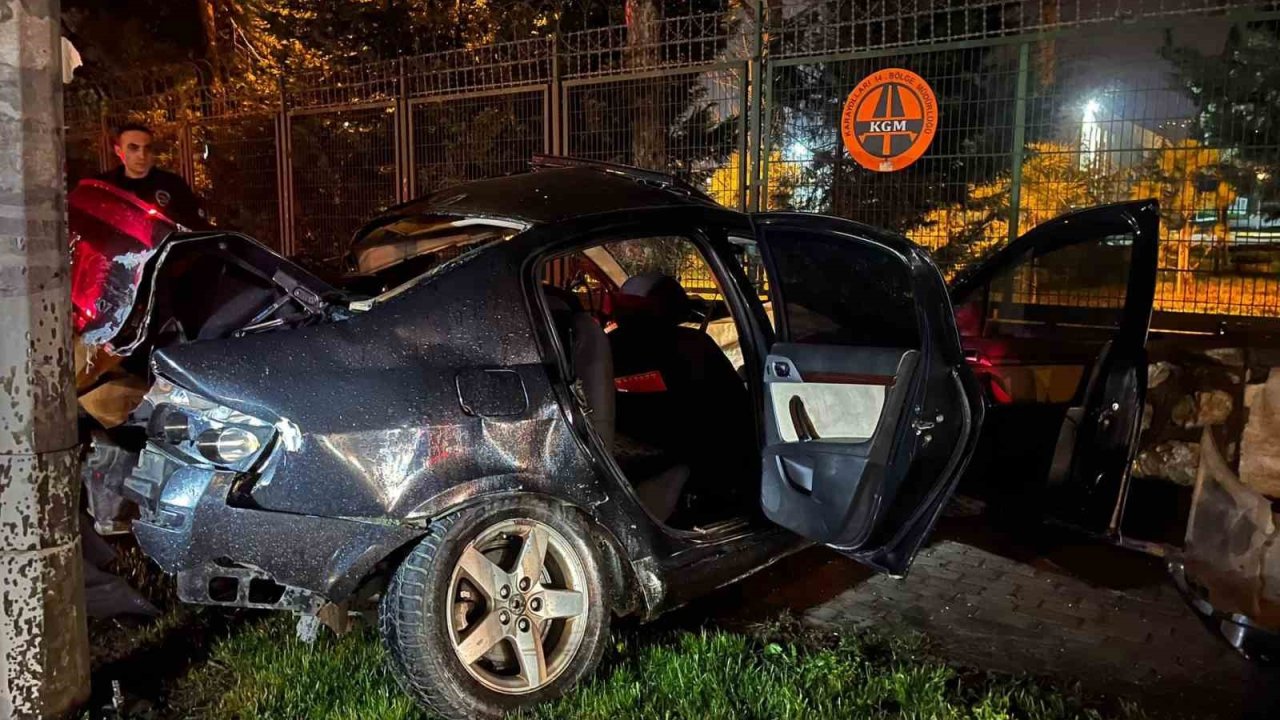 Trafikte makas atan araç önce ağaca, ardından aydınlatma direğine çarptı: 2 ağır yaralı
