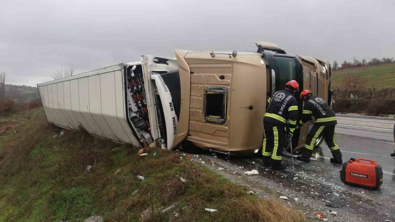 Yağış nedeniyle kontrolden çıkan tır devrildi; 1 yaralı