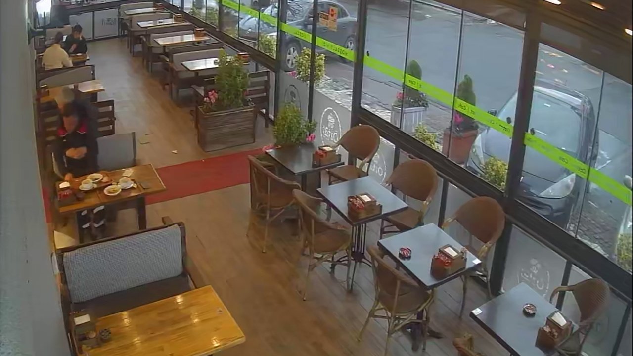 Beylikdüzü’nde nefes borusuna yemek kaçan adama Heimlich manevrası