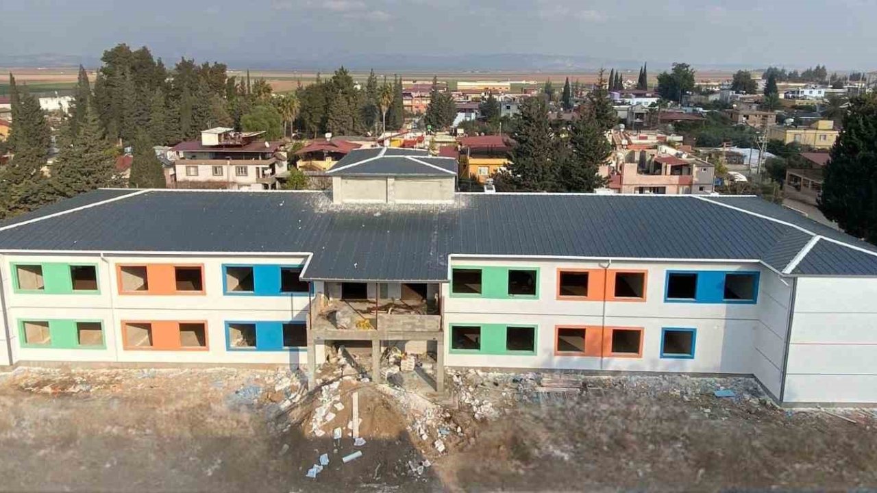 Hatay’daki okulun kabası bitti, ince işçiliği başladı