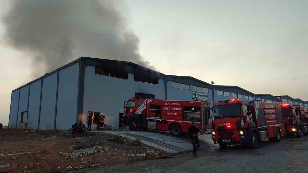 Malatya’da çıkan yangında fabrikada büyük hasar oluştu