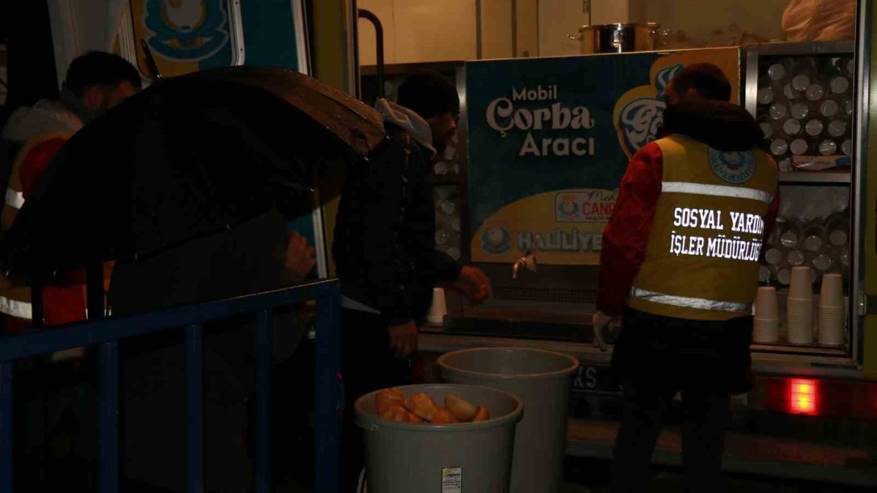 Soğuk kış sabahlarında sıcak çorba ikram ediliyor
