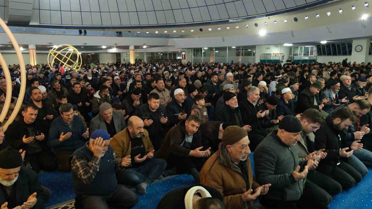 Erzincan’da Miraç Kandili dualarla idrak edildi