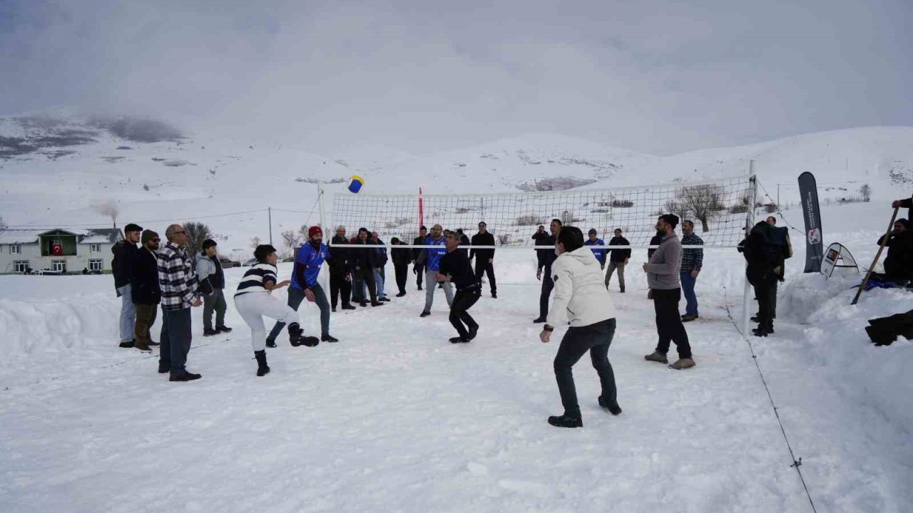 Gümüşhane’nin Yenice Köyü’nde kar voleybolu geleneği 32 yıldır sürüyor