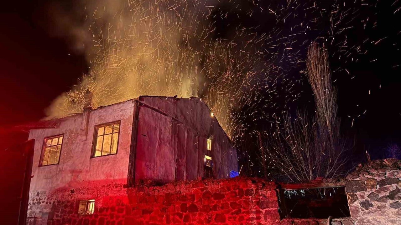 Eski değirmen yangına yenik düştü