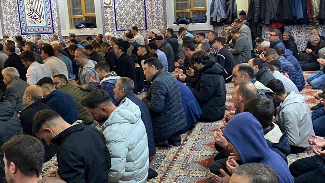 Karapınar’da Miraç Kandilinde camiler doldu