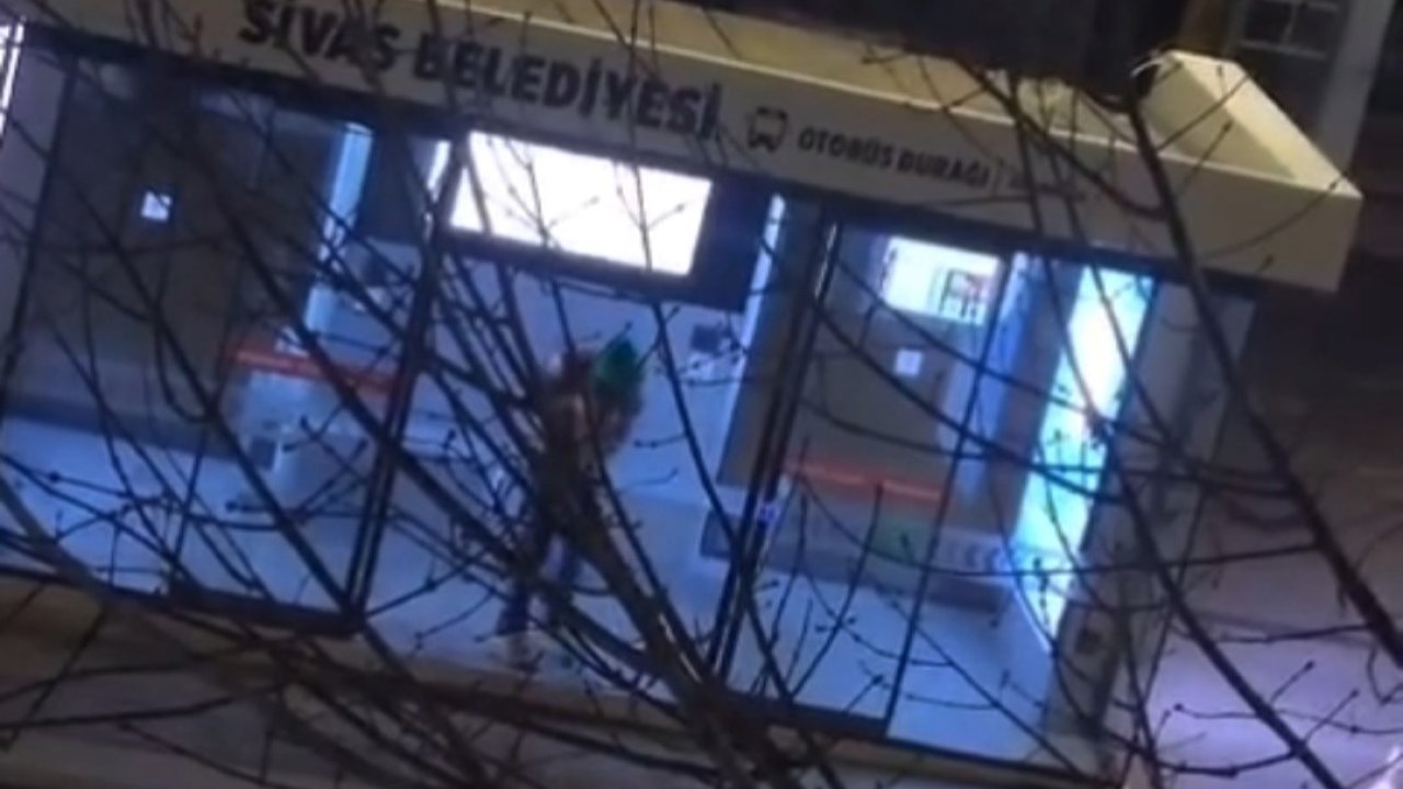 Sivas’ta duyarlı vatandaş takdir topladı, başkaları kırıp dökerken o temizledi