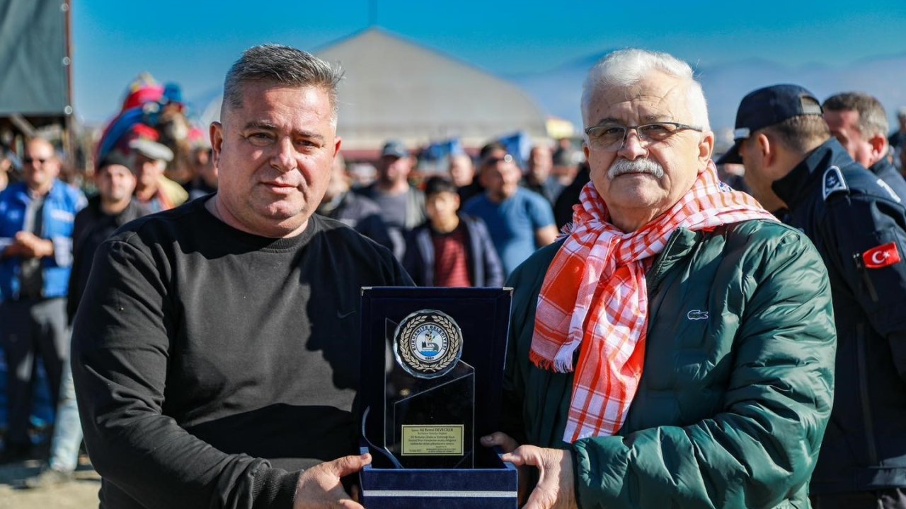 Balıkesir’de deve güreşi heyecanı yaşandı