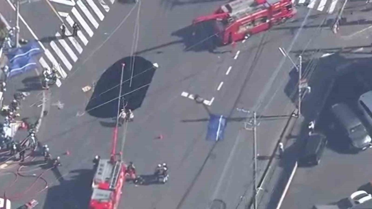 Japonya’da yol çöktü, oluşan dev çukura kamyonet düştü