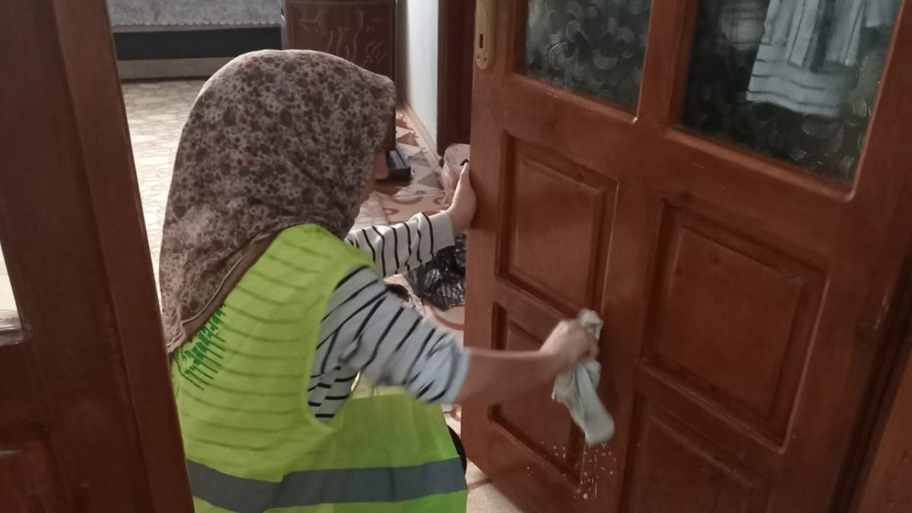 Demirci’de yaşlı ve ihtiyaç sahibi vatandaşların evleri temizleniyor