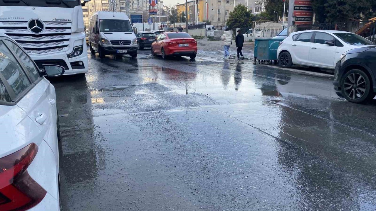 Bahçelievler’de kanalizasyon taştı, etrafı pis koku sardı