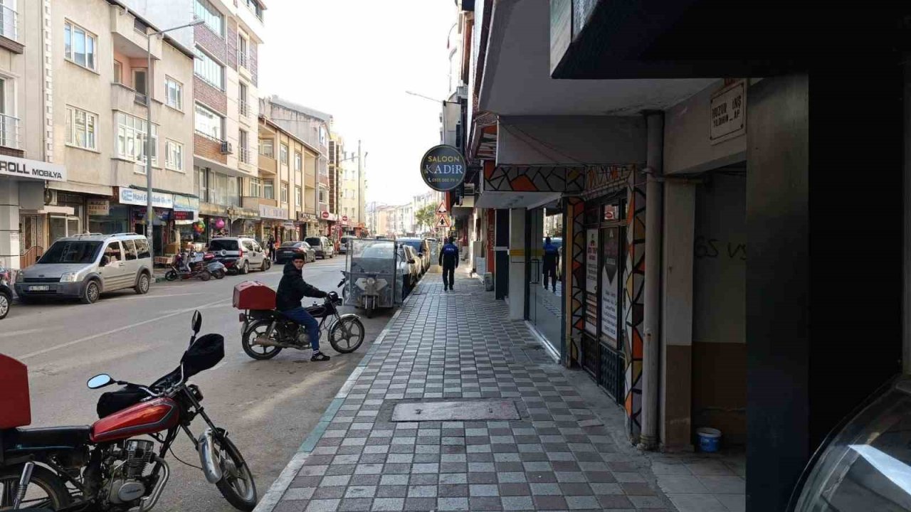 Karacabey’de kaldırım işgalleri son buldu