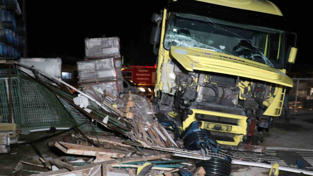 Tır iş yerine daldı, o anlar kameraya yansıdı
