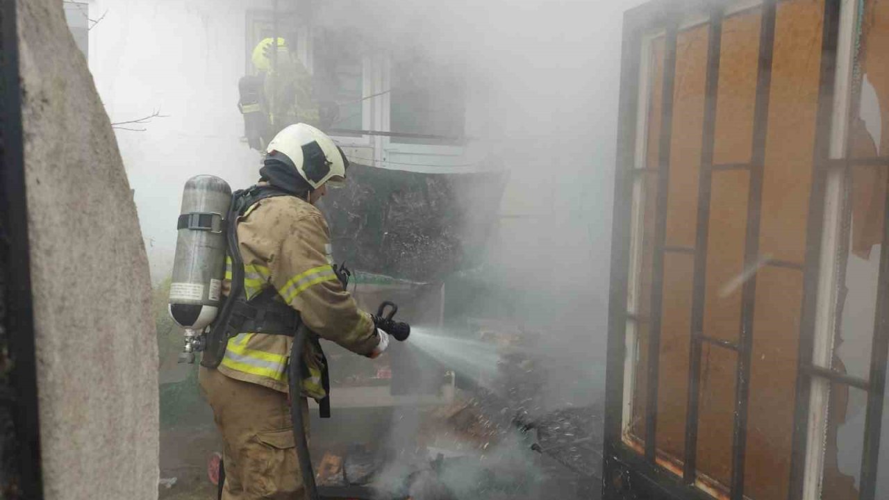 Balıkesir’de kömürlükte çıkan yangın söndürüldü