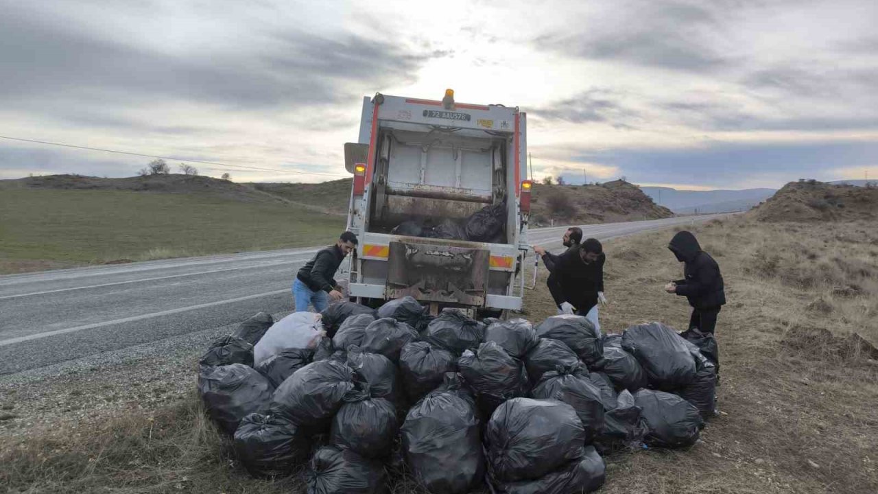 Kozluk’ta bir haftada ana yol kenarından 20 ton çöp temizlendi
