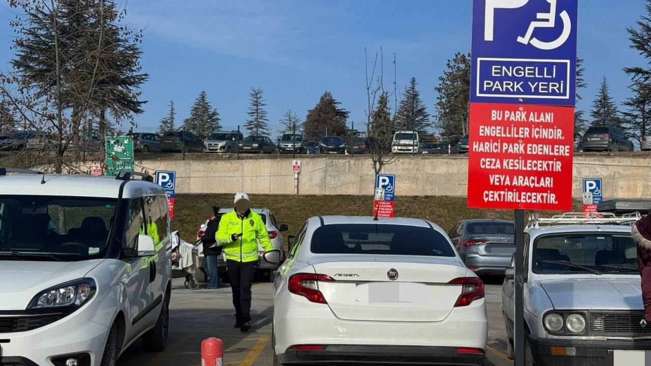 Engelliler için park yerlerine ve rampalara park eden 24 sürücüye ceza yazıldı