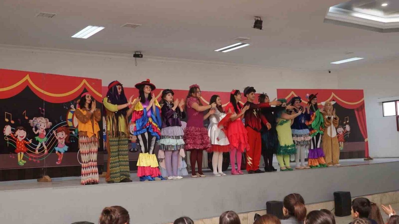 Sarıgöllü çocuklar ’Sevimli müzisyenler hiç kişilik orkestra’ ile doyasıya eğlendi