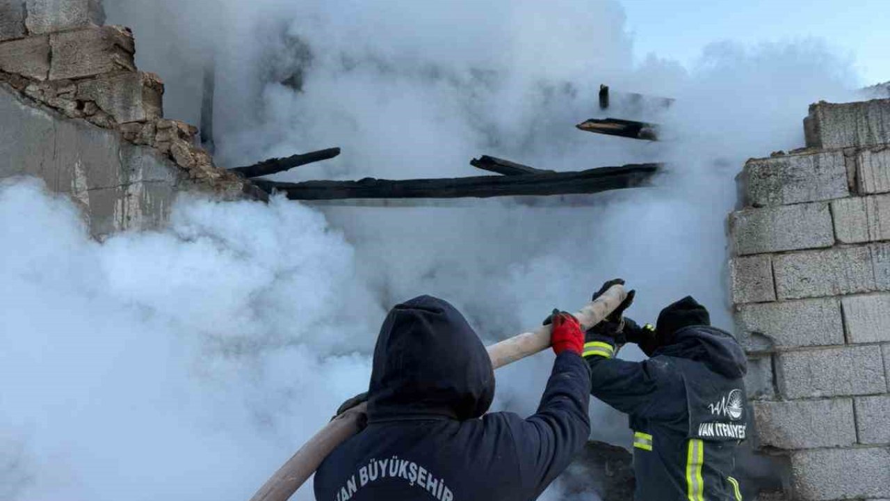 Çaldıran’da ahır yangını