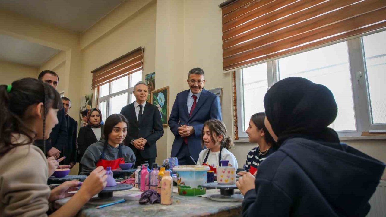 Vali Çelik, Yüksekova’da ADEM’leri ziyaret etti