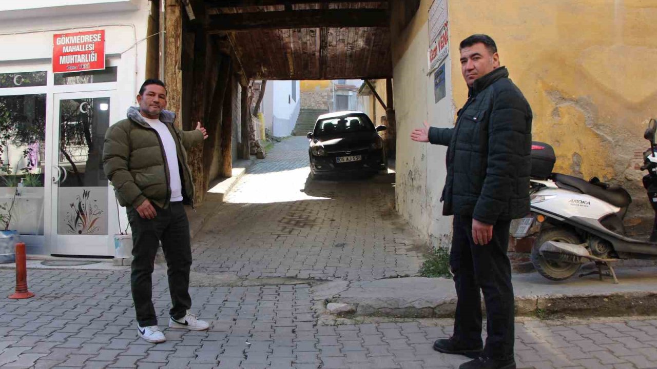 230 yıllık ahşap binanın altından sokak geçiyor