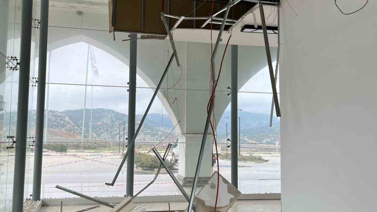 Bilecik Şehirlerarası Otobüs Terminali’nin alçı tavanı kısmen çöktü