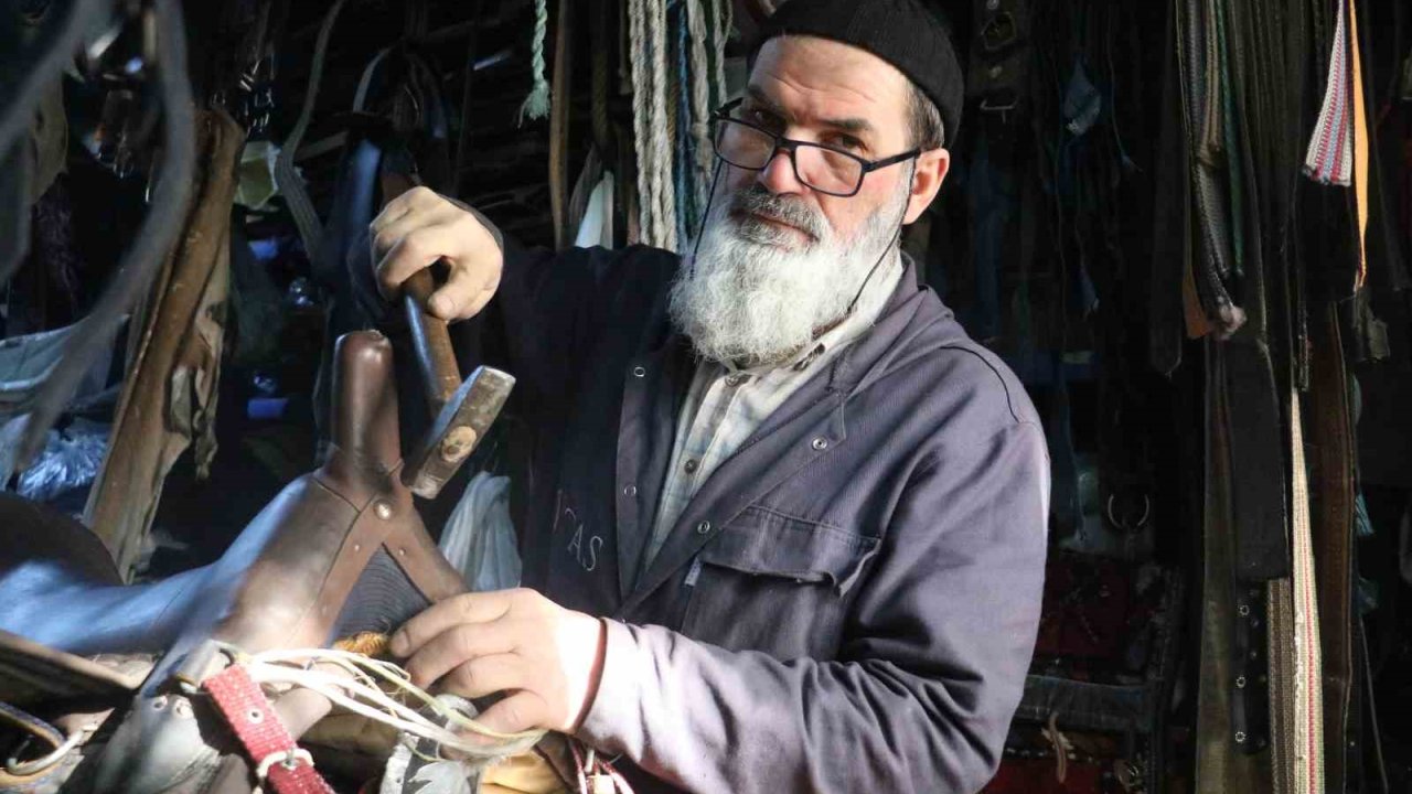 Son saraç ustası, artık dizi setleri için üretim yapıyor