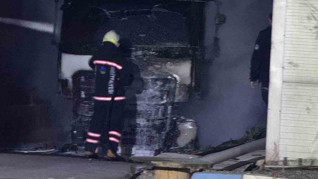 Fabrika bahçesinde duran boş tırın kupası alev topuna döndü