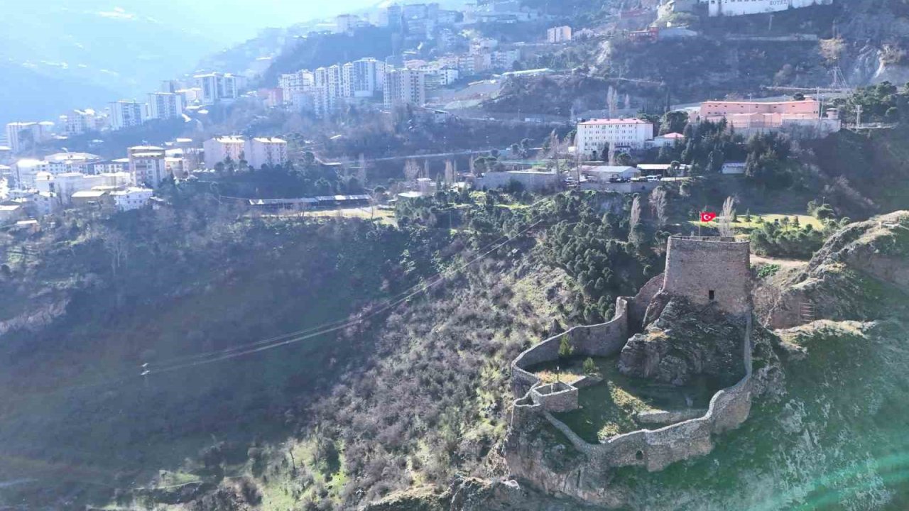 Artvin Kalesi’nin surlarında Türk bayrağı yeniden dalgalanıyor