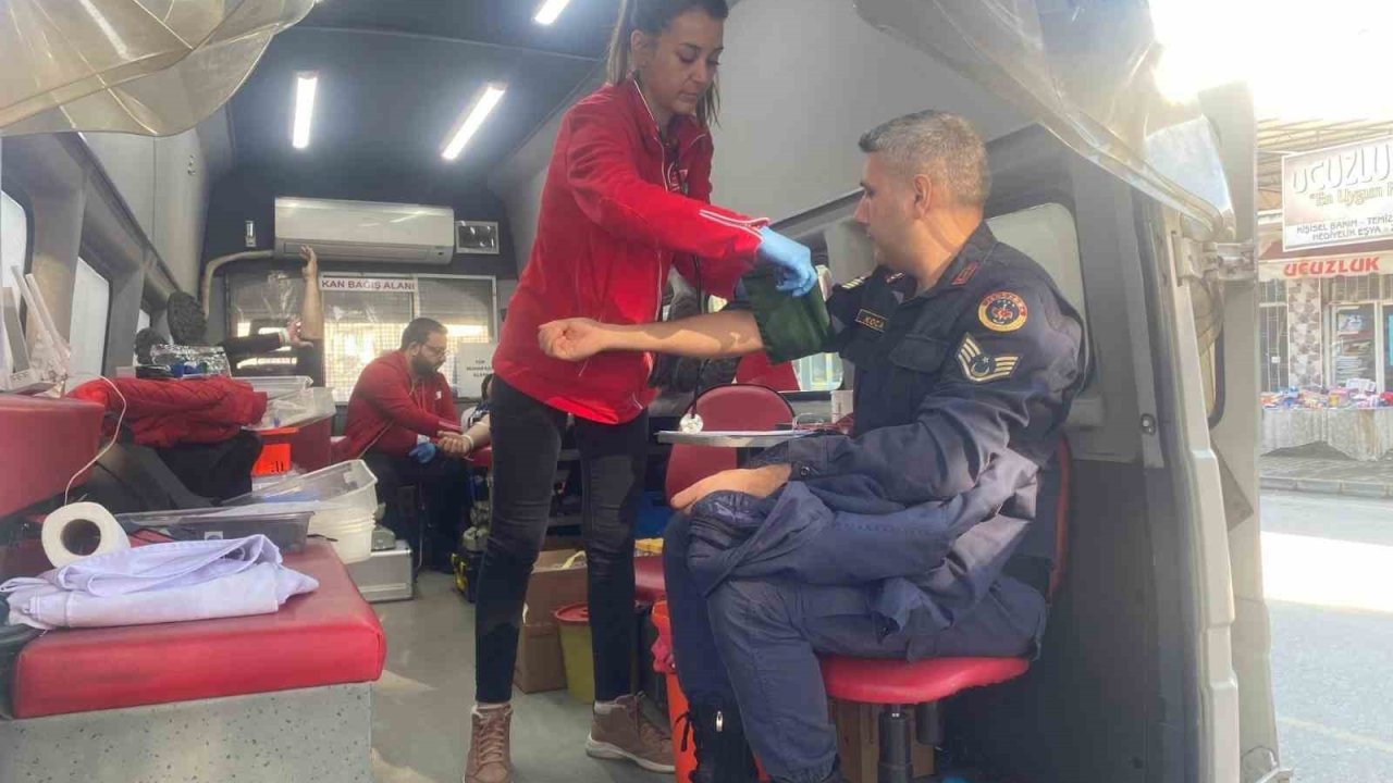 Jandarmadan Kızılay’a kan bağışı