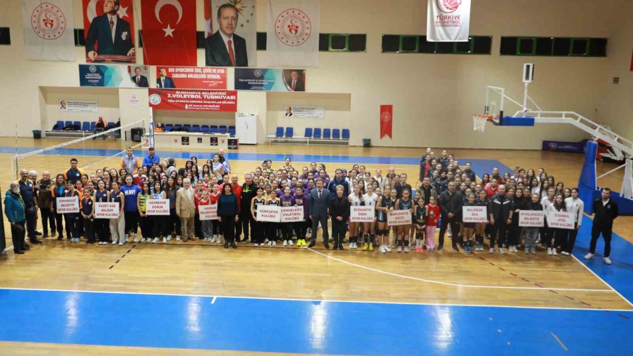 Burhaniye’de voleybol şöleni başladı