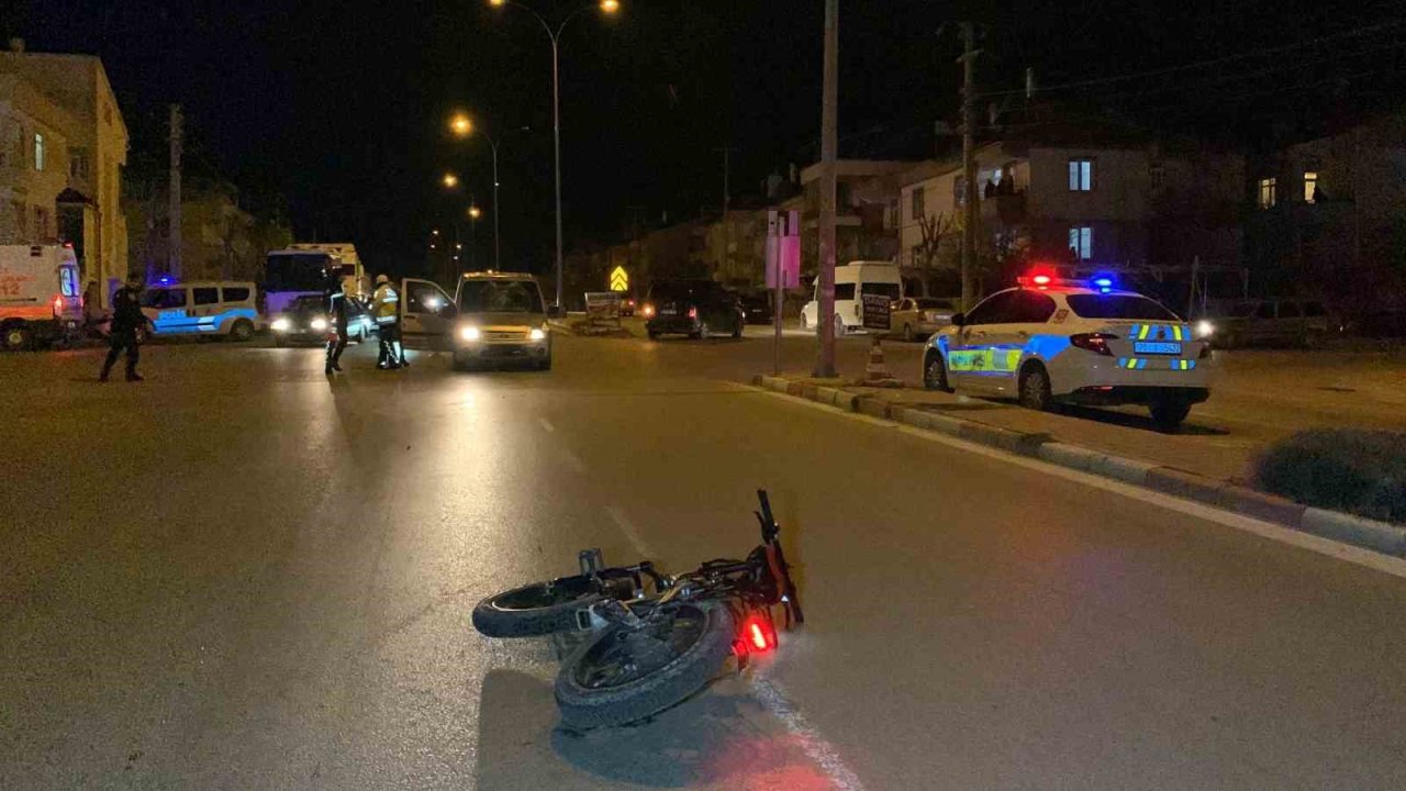 Karaman’da hafif ticari araç elektrikli bisiklete çarptı: 2 yaralı