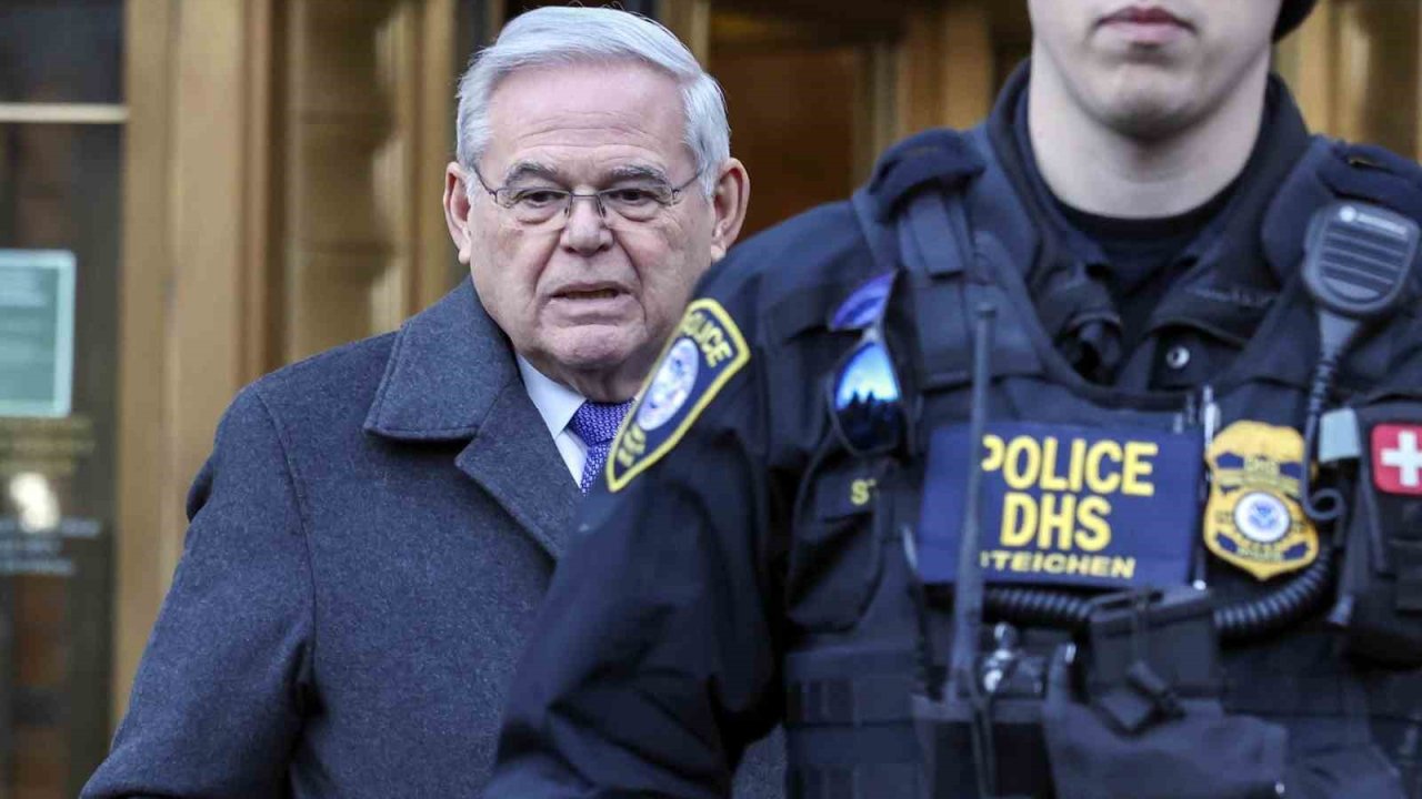 ABD’li Türkiye karşıtı eski Senatör Menendez’e rüşvet suçundan 11 yıl hapis cezası