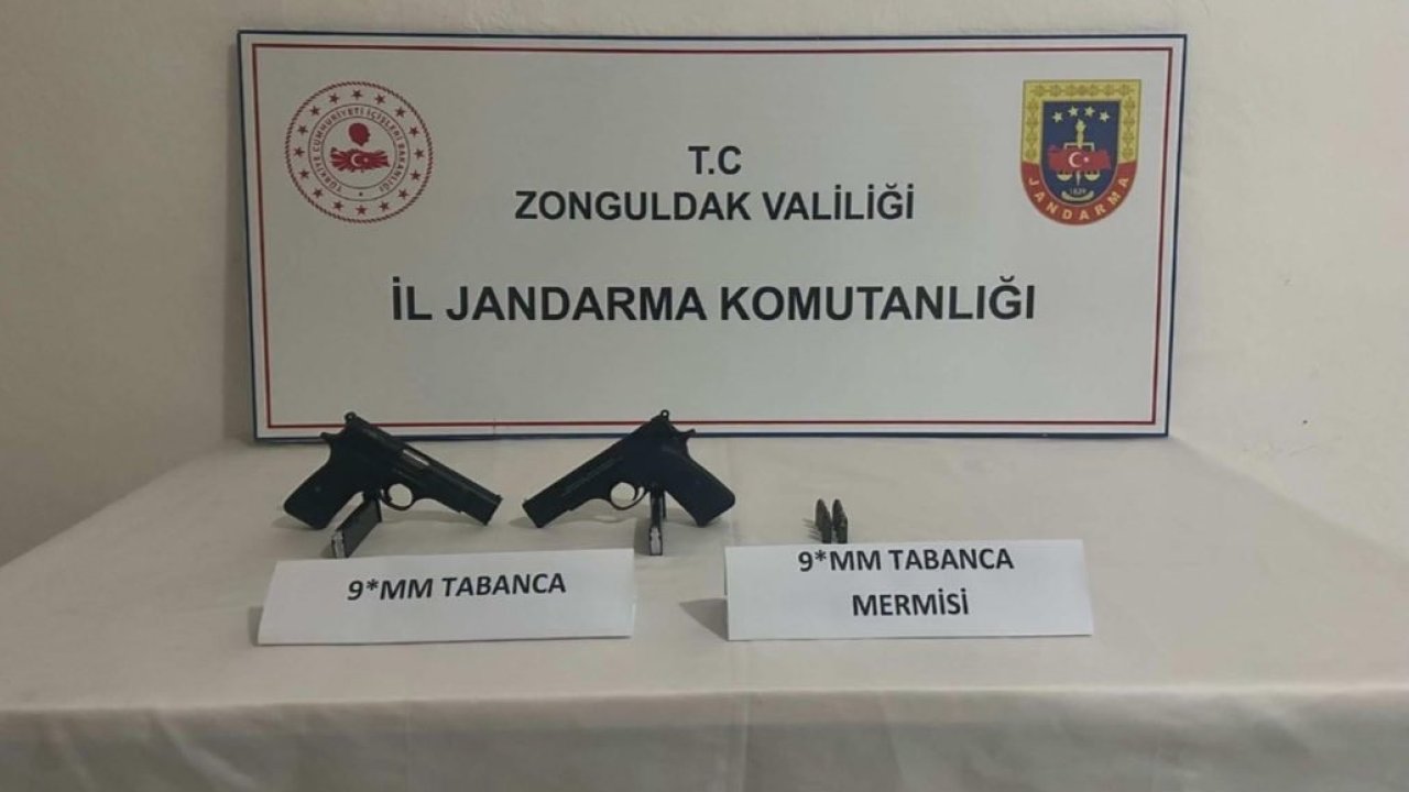 Jandarmanın durdurduğu araçtan silah çıktı; 2 tutuklu