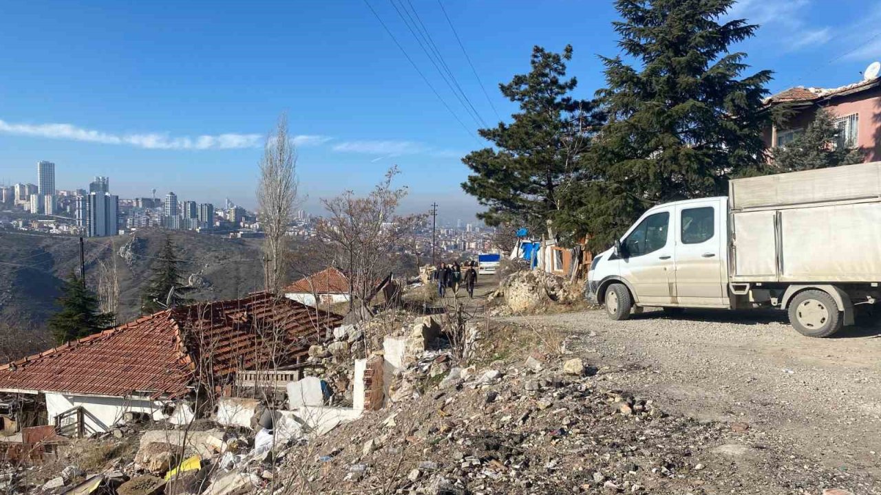 Sokak köpeklerinin saldırdığı depremzede kadın bebeğini kaybetme tehlikesi yaşıyor