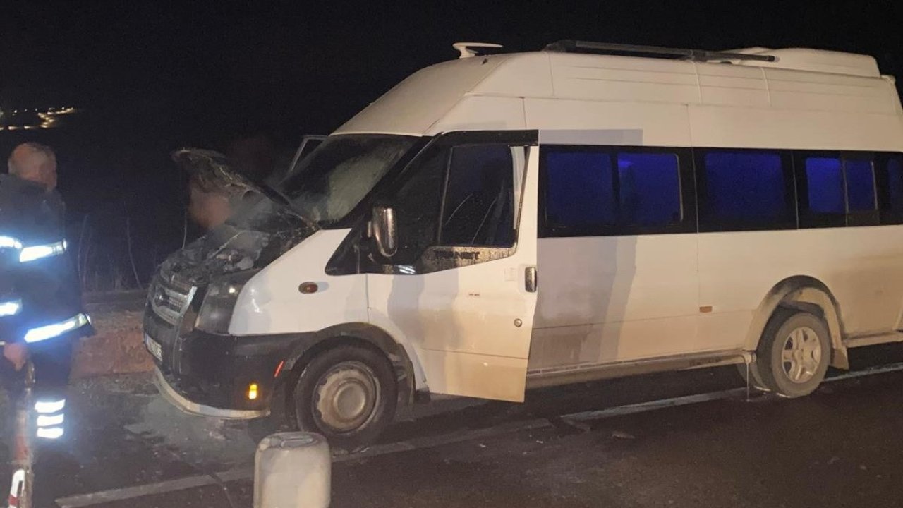 Seyir halindeki minibüs alev aldı