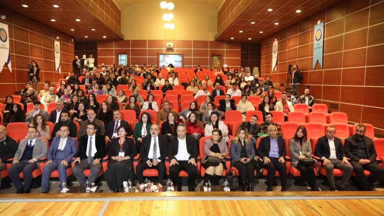 Gençler iş bulmak için işletmeler ile bir araya geldi