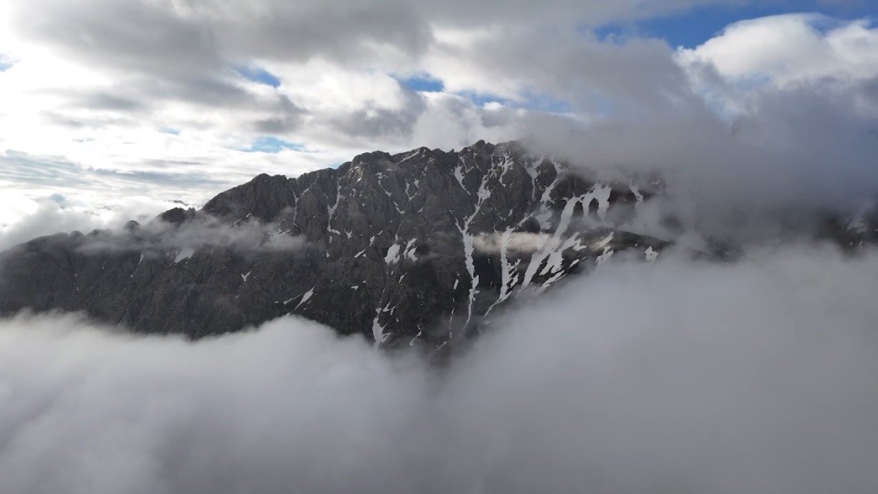 Bayburt’ta dağlar sis bulutlarıyla kaplandı!