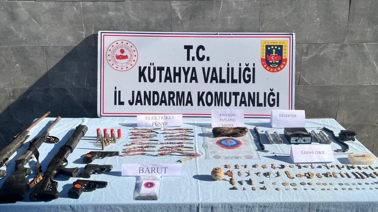 Kütahya’da tarihi eserler ve patlayıcı madde ele geçirildi