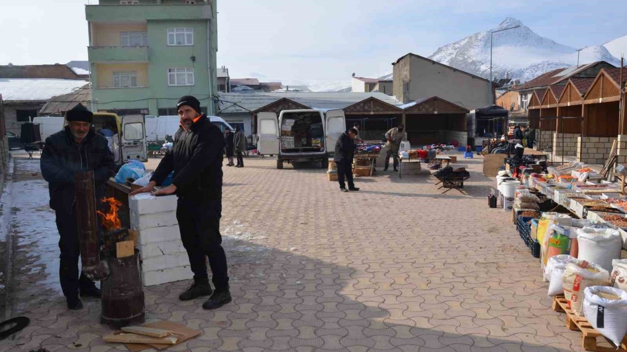 Soğuk hava pazar esnafını vurdu