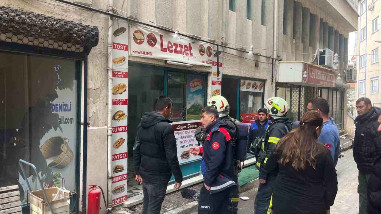 Tost salonunda çıkan yangın paniğe neden oldu