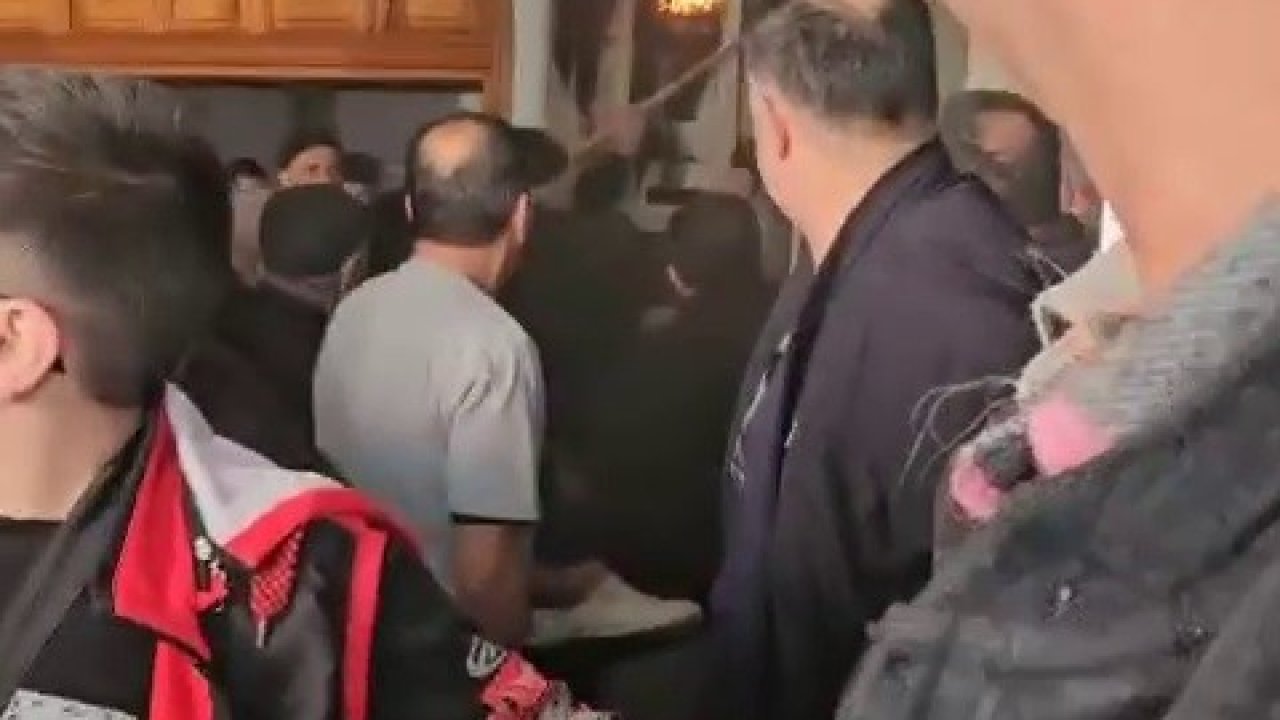 Cuma vakti camiide korkutan yangın
