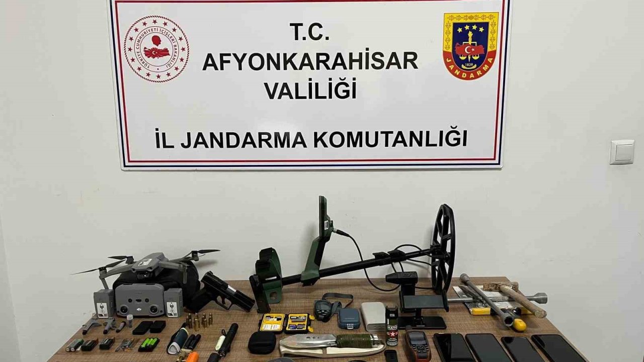 Dron ile güvenlik önlemi alıp define arayan şahısları jandarma yakaladı