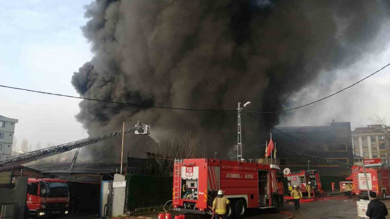 Çekmeköy’de lastik deposunda yangın çıktı