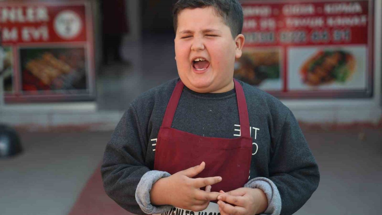 9 yaşındaki Adem, kendine has ‘Kebaba gel, ciğere gel’ değişiyle ilgi odağı oldu